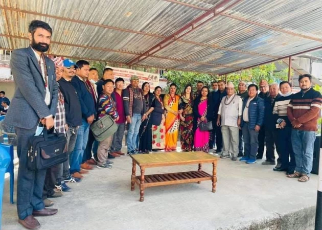 नेकपा एमालेद्वारा पञ्चायत दन्तकाली मा.विमा स्वीटर वितरण