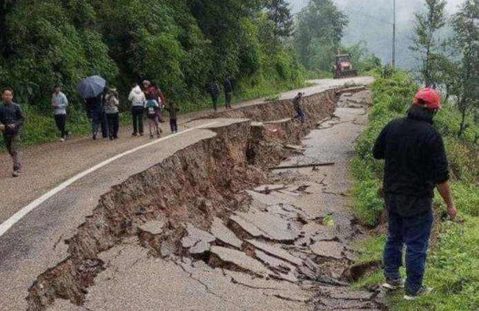 अविरल वर्षाका कारण भोजपुरमा भासियो सडक