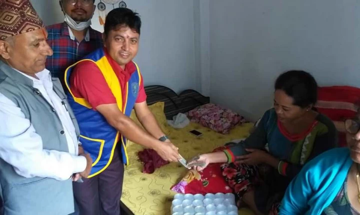 एकल महिलालाई उपचारको लागि लायन्स क्लब इटहरी एक्टिभको सहयोग
