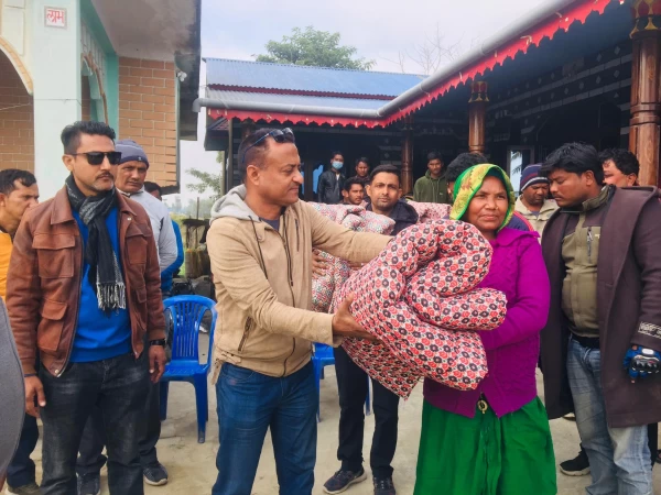 इटहरी १३ का ८५ परिवारलाई जयभीमा फाउन्डेसनको न्यानो कपडा सहयोग