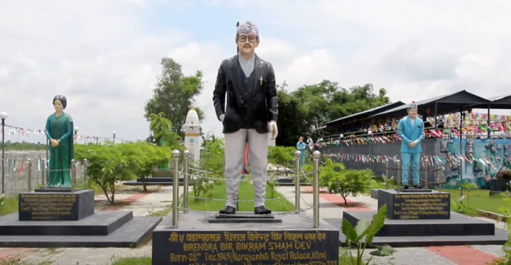 उर्लाबारीमा पुर्वराजा वीरेन्द्रको परिवारकै पूर्णकदको शालिक