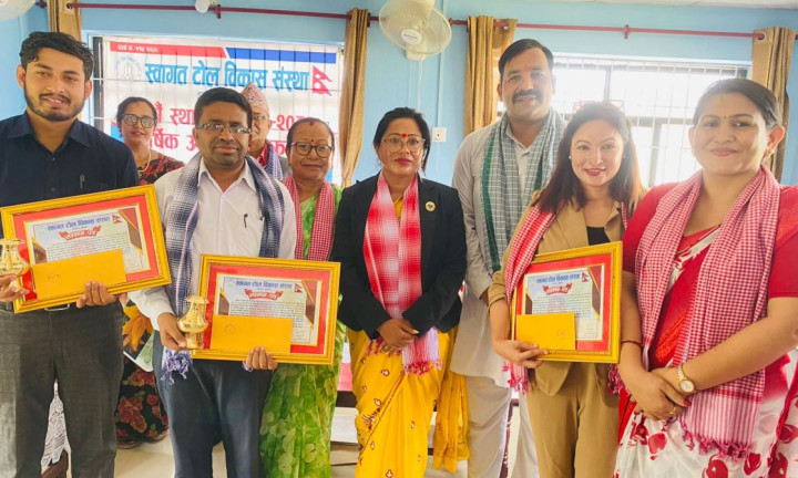 स्वागत टोलविकास संस्थाद्वारा इटहरीमा सञ्चारकर्मीसहित विभिन्न व्यक्ति सम्मानित