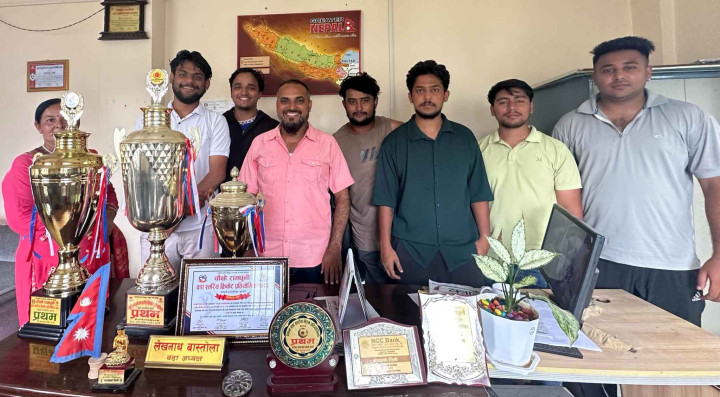 क्रिकेट प्रतियोगिता जित्ने खेलाडीलाई रामधुनी ५ नं. वडा कार्यालयको सम्मान