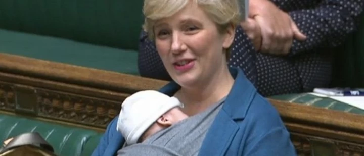 न्यूजील्यान्डकी एक सांसद सुत्केरी बेथा लागेपछि साइकल चढेर पुगीन् अस्पताल