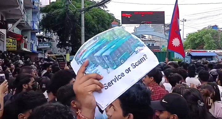 इटहरीका मेयरविरुद्ध आक्रामक जेन्जी, कार्यालय आगजनीदेखि घर घेराउसम्म