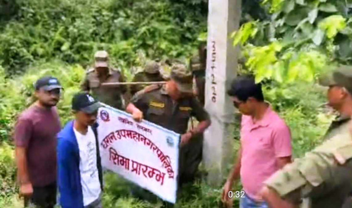 इटहरी उपमहानगरले पनि हटायो धरानको बोर्ड