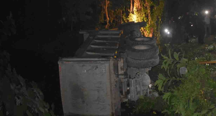 मादक पदार्थ सेवन गरेर चलाउँदा टिपर नहरमा खस्यो