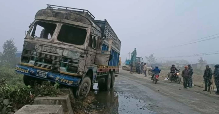 सिराहामा ट्रकमा आगजनी