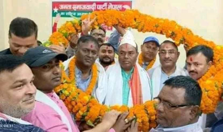 दोस्रो पटकमा चुनाव जितेका उपेन्द्रलाई चाँदीको मुकुट र दुई सय किलोको माला
